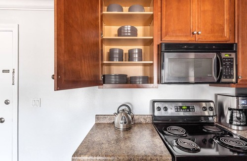 Torrance Apartment | Chic Torrance 1BR w/Roofdeck, Pool, near Redondo Beach by Blueground