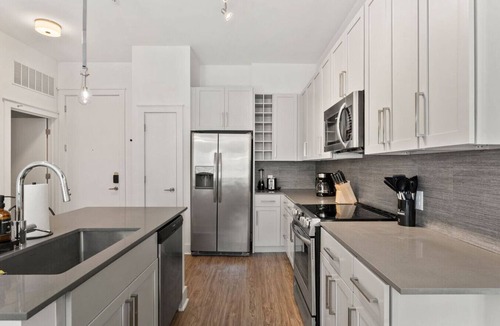Second Ward Apartment | City Lights Retreat - Pool, Central, Free Parking