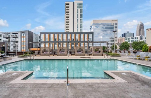 Second Ward Apartment | City Lights Retreat - Pool, Central, Free Parking