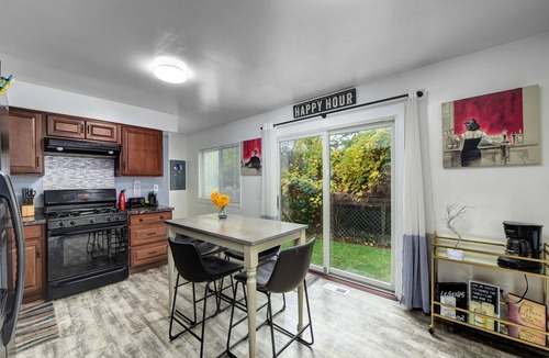 Tremont House | City living W/Hot tub, Pool Table, Movie Theater!