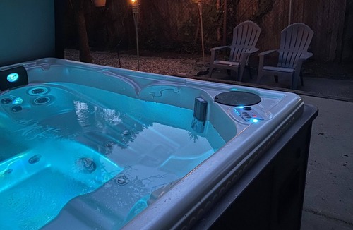 Tremont House | City living W/Hot tub, Pool Table, Movie Theater!
