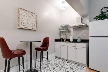 Fan District Apartment | City Nest in FAN Museums Free Parking