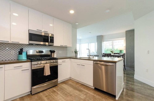 Downtown Los Angeles Apartment | City Skyline Views 3-Bed High-rise Apartment W/Rooftop Pool, Spa & Rooftop