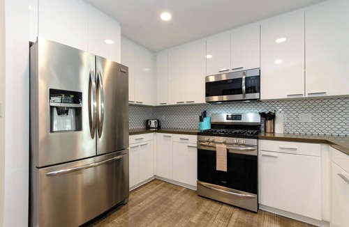 Downtown Los Angeles Apartment | City Skyline Views 3-Bed High-rise Apartment W/Rooftop Pool, Spa & Rooftop