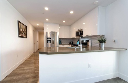 Downtown Los Angeles Apartment | City Skyline Views 3-Bed High-rise Apartment W/Rooftop Pool, Spa & Rooftop