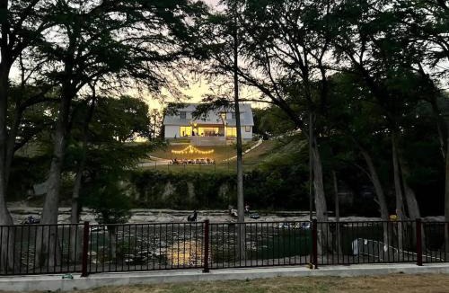 Canyon Lake House | CL 270 The White House on the Horseshoe