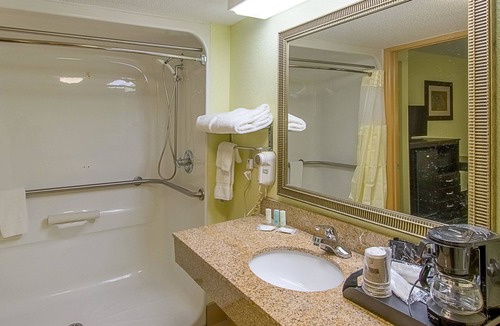 South Carolina Lakes & Blackwater Rivers Hotel | Clarion Inn Columbia Airport