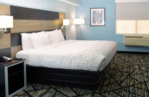 Jacksonville Hotel | Clarion Pointe Jacksonville near Camp Lejeune