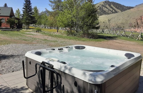 Salmon Apartment | Clark Cabin, Greyhouse Inn Vacation Rentals
