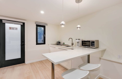 Burnaby House | Classic King Size Guest Suite w/AC