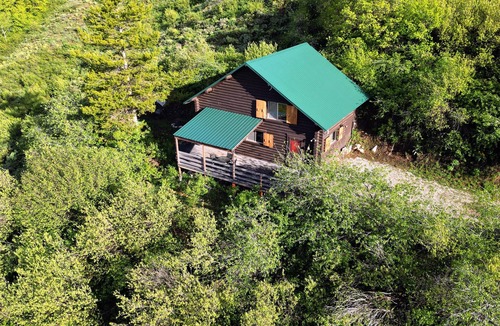 Irwin Cabin | Classic log cabin with stunning views!