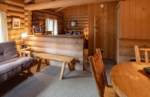 Bigfork Cabin | Classic log cabin with firepit - near Bigfork, Flathead Lake & Glacier