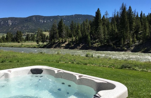 Gallatin Gateway Cabin | Classic Riverfront Cabin