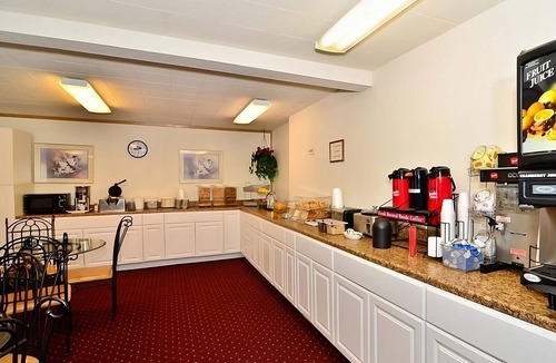 Ontario Hotel | Clean and Comfortable! Pool, Free Parking, Free Breakfast, Pets Allowed Here