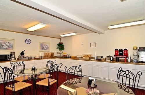 Ontario Hotel | Clean and Comfortable! Pool, Free Parking, Free Breakfast, Pets Allowed Here
