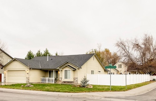 Meridian House | Clean, Comfy and Family Friendly Home (away from home)
