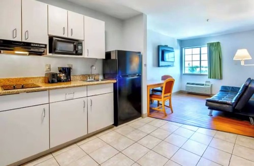 Sulphur Apartment | Clean Non-Smoking 2-Bed Suite w/Kitchenette