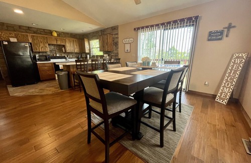 Theodosia Cabin | Clean, Spacious, Cozy Cabin, Less than 1/2 to Marina, Sleeps 8, Cell Service