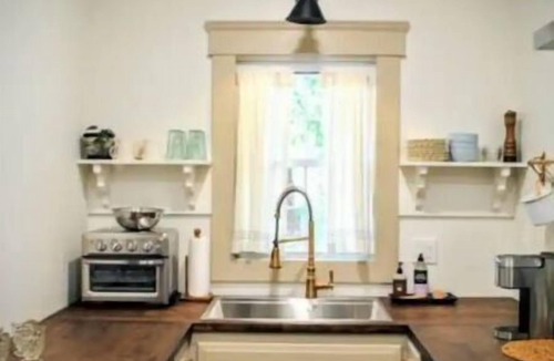 Detroit - Shoreway House | Cleveland Hideaway on Clifton