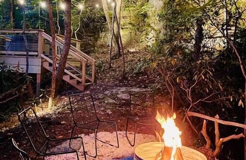 Stanton Cabin | Cliffline Twilight*WOW*Hot tub! Pet Friendly!