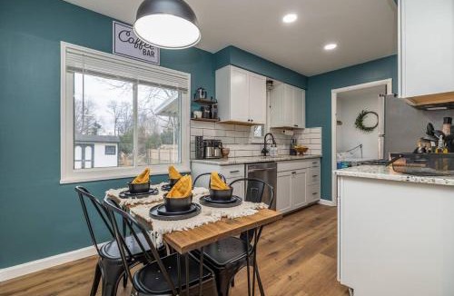 Cleveland House | Close to airport* Pets*Fenced yard*A/C & Fast WIFI