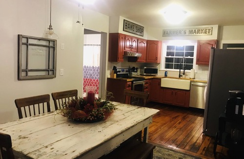 Williamstown House | CLOSE TO ARK, SPARKLING CLEAN, BIG FAMILIES, CABLE, KING BED, BACK YARD