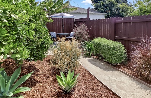Palms Apartment | Close to Beach & Major Attractions. Outdoor Patio with Firepit. Free Parking.