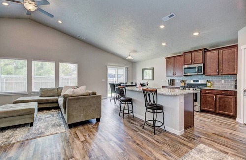 Nampa House | Close to Idaho Center~ King bed~5 TVs~Room for all