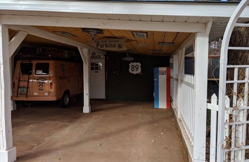 Kanab Apartment | Close to National Parks.The Star Garage, Sleep in a Vintage Truck Bed, Cool!