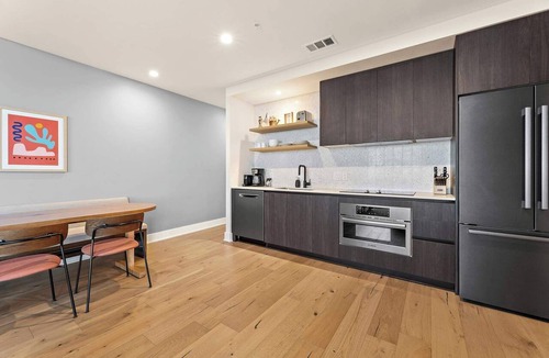 Rainey Street Historic District Condo | Close to Rainey St | Heated Pool | Gym | Fireworks