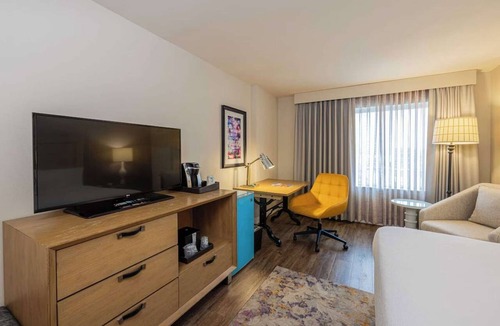 Red River Cultural District Hotel | Close to UT Austin + Rooftop Pool. Bar. Dining.