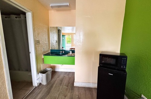 South Richmond Hotel | Cloverleaf Motel Richmond Near Turnpike