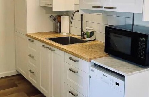Palms House | Coastal Bungalow Culver City Walk to Metro, Shops, Gyms