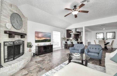League City House | Coastal Comfort Moments from the Boardwalk with Gated Boat Parking