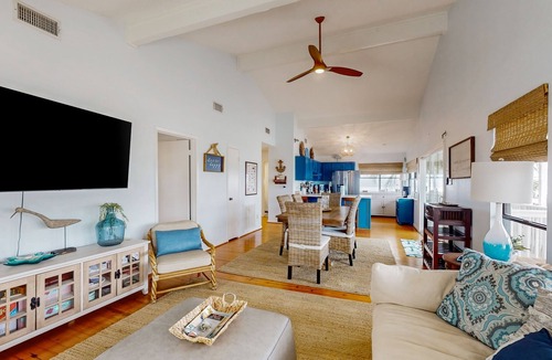 Pirates Beach House | Coastal dog friendly retreat with large deck & kitchen - short walk to beach