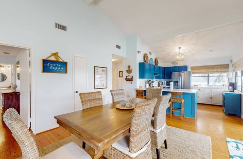 Pirates Beach House | Coastal dog friendly retreat with large deck & kitchen - short walk to beach