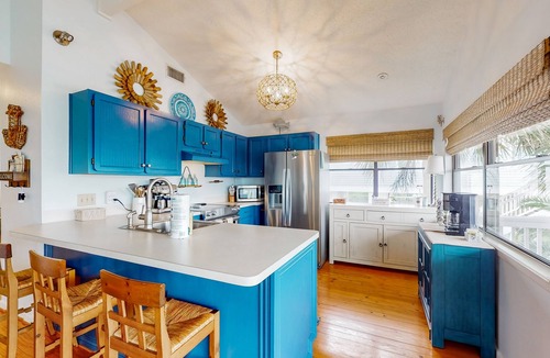 Pirates Beach House | Coastal dog friendly retreat with large deck & kitchen - short walk to beach