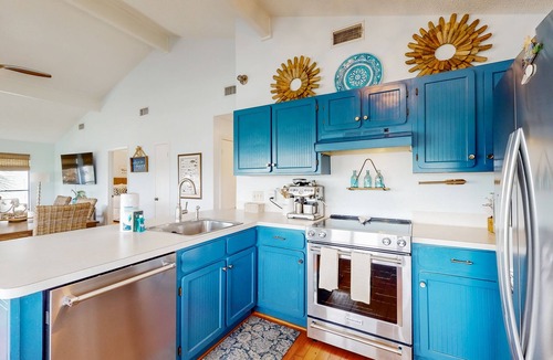 Pirates Beach House | Coastal dog friendly retreat with large deck & kitchen - short walk to beach