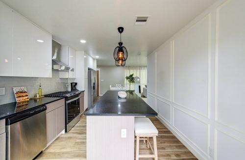 La Marque House | Coastal Getaway w/HotTub in La Marque!