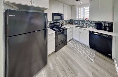 Leeward Sands House | Coastal Hideaway | Cozy + Pet-Friendly Retreat
