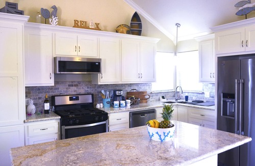 Dickinson House | Coastal Living/Pet Friendly/Porch & Fenced Backyard-Galveston/Kemah/NASA