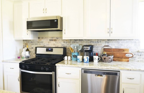 Dickinson House | Coastal Living/Pet Friendly/Porch & Fenced Backyard-Galveston/Kemah/NASA