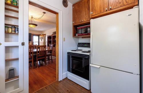 Cody House | Cody Downtown Retreat- close to Main Street, space for larger groups & central air!