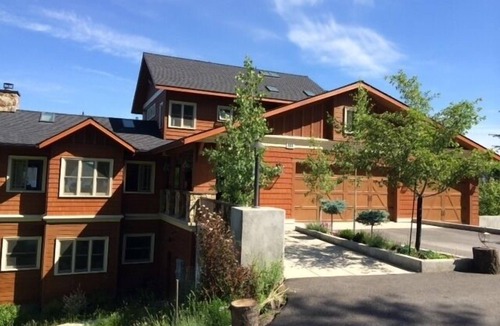 Coeur d'Alene Apartment | Coeur d' Alene Lakefront Luxury Retreat With Hot Tub Boat Slip Fireplace & More.