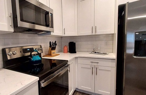 Clayton House | Color Your Stay Townhome Sleeps 8 / #10