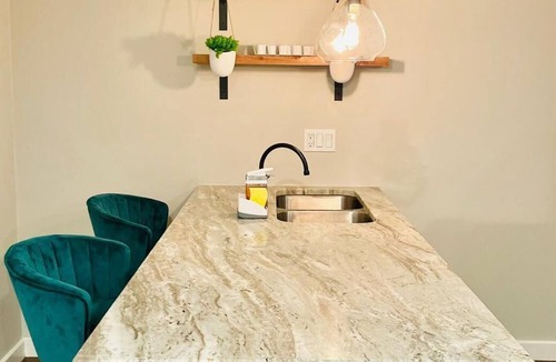 Junius Heights Apartment | Colorful & Elegant Oasis⭐Couple Escape⭐WFH⭐Parking