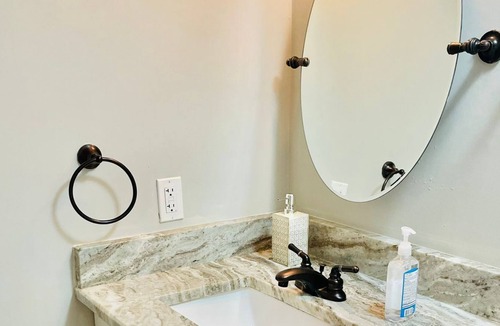 Junius Heights Apartment | Colorful & Elegant Oasis⭐Couple Escape⭐WFH⭐Parking