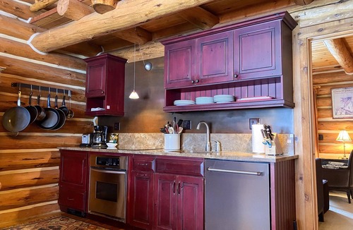 Clawson Cabin | Colter Cabin: Classic Log Cabin w/Privacy & Views