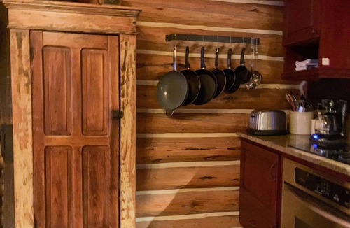Clawson Cabin | Colter Cabin: Classic Log Cabin w/Privacy & Views