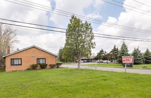 Riverview Apartment | Comfortable Stay for 2 – Streaming and Parking!